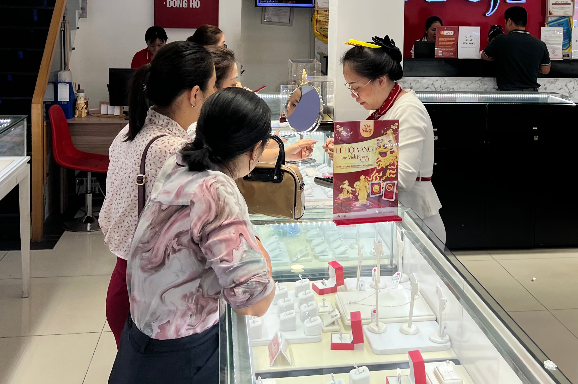 سعر الذهب يبدأ الأسبوع بهبوط 2.5 مليون دونغ فيتنامي لكل تايل قبل أن يستعيد مكاسبه – مشاهير