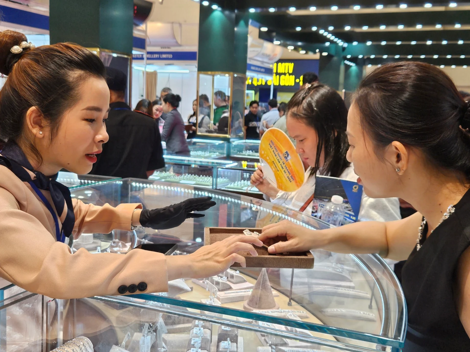 سعر الذهب يرتفع بأكثر من مليون دونغ فيتنامي لكل تايل ويحقق مكاسب قوية – مشاهير