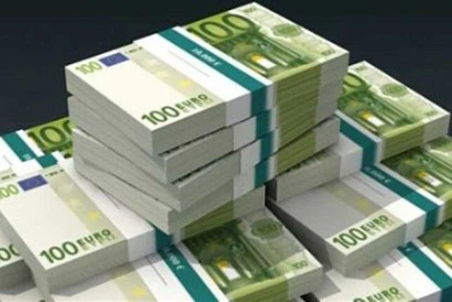 سعر اليورو مقابل الجنيه اليوم الأحد 15 مارس 2026 في الأسواق المالية المصرية والعالمية