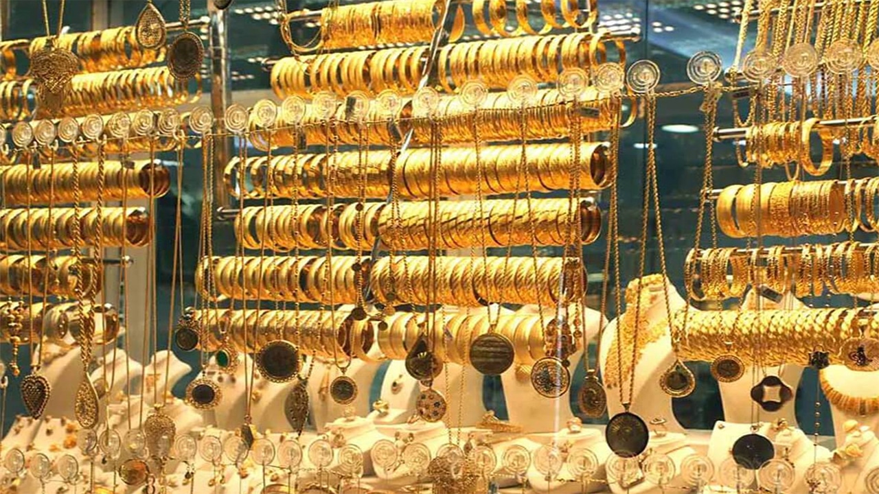 عيار 21 يسجل 6910 جنيهًا وارتفاع الذهب محليًا وعالميًا مع تراجع أسعار النفط