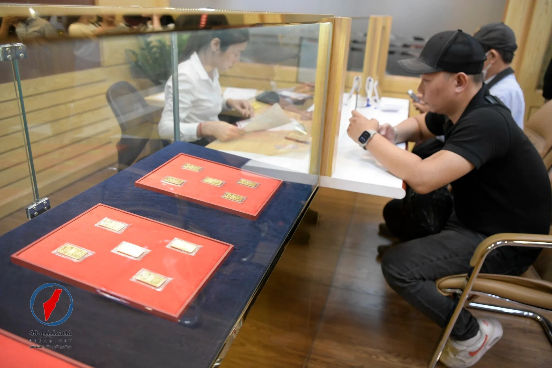 عيار 24 قيراط وسعر SJC مقابل الأسعار العالمية اليوم