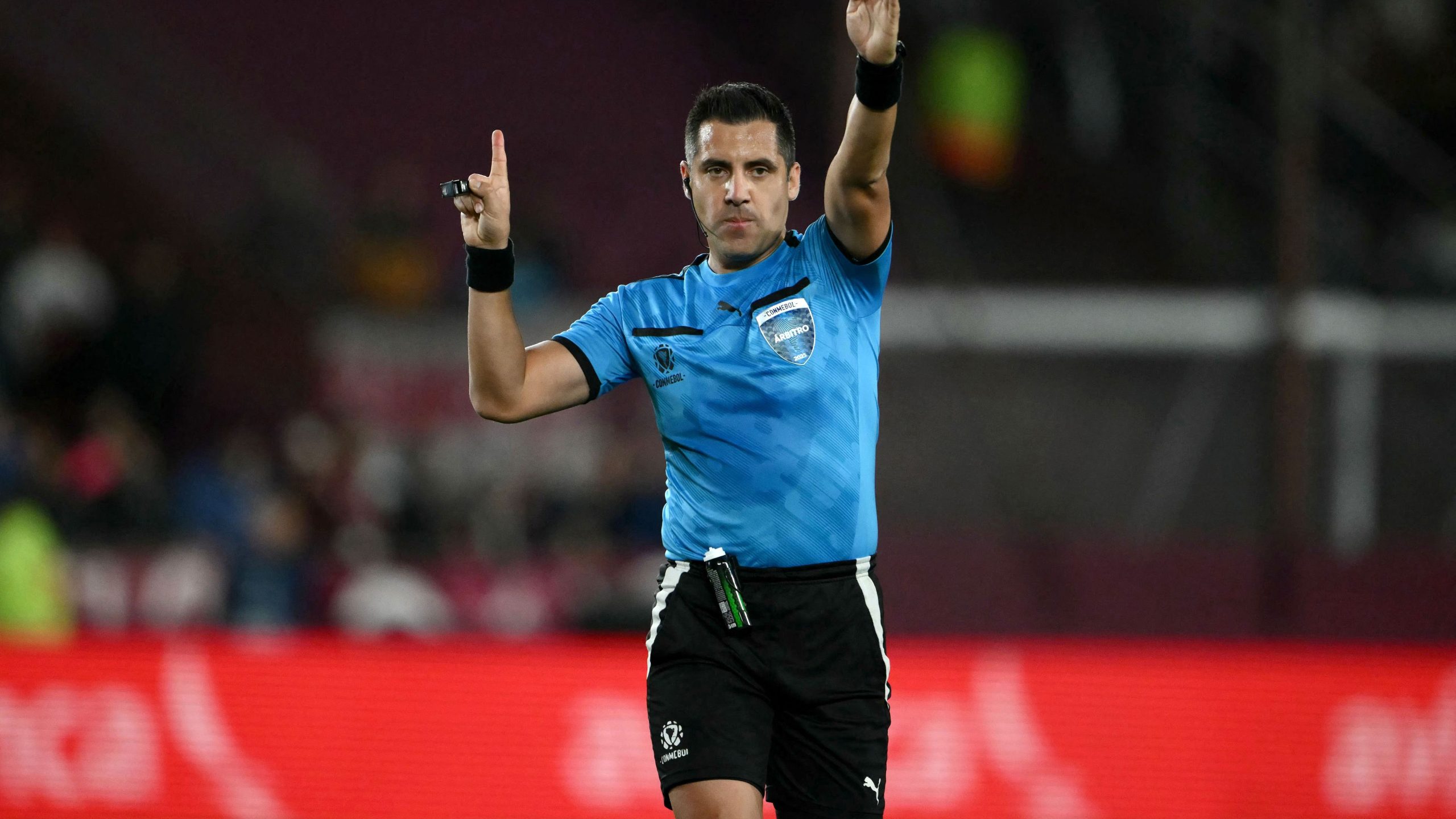 فيديو مثير للجدل الحكم يحتسب ركلة جزاء غريبة في مواجهة الهلال والفتح بالدوري الإماراتي