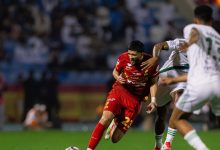 فيديو يظهر اعتراض وليد الفراج على فودة وسمير عثمان بشأن رمية تماس تثير الجدل حول صحة هدف القادسية الثالث في مباراة الأهلي