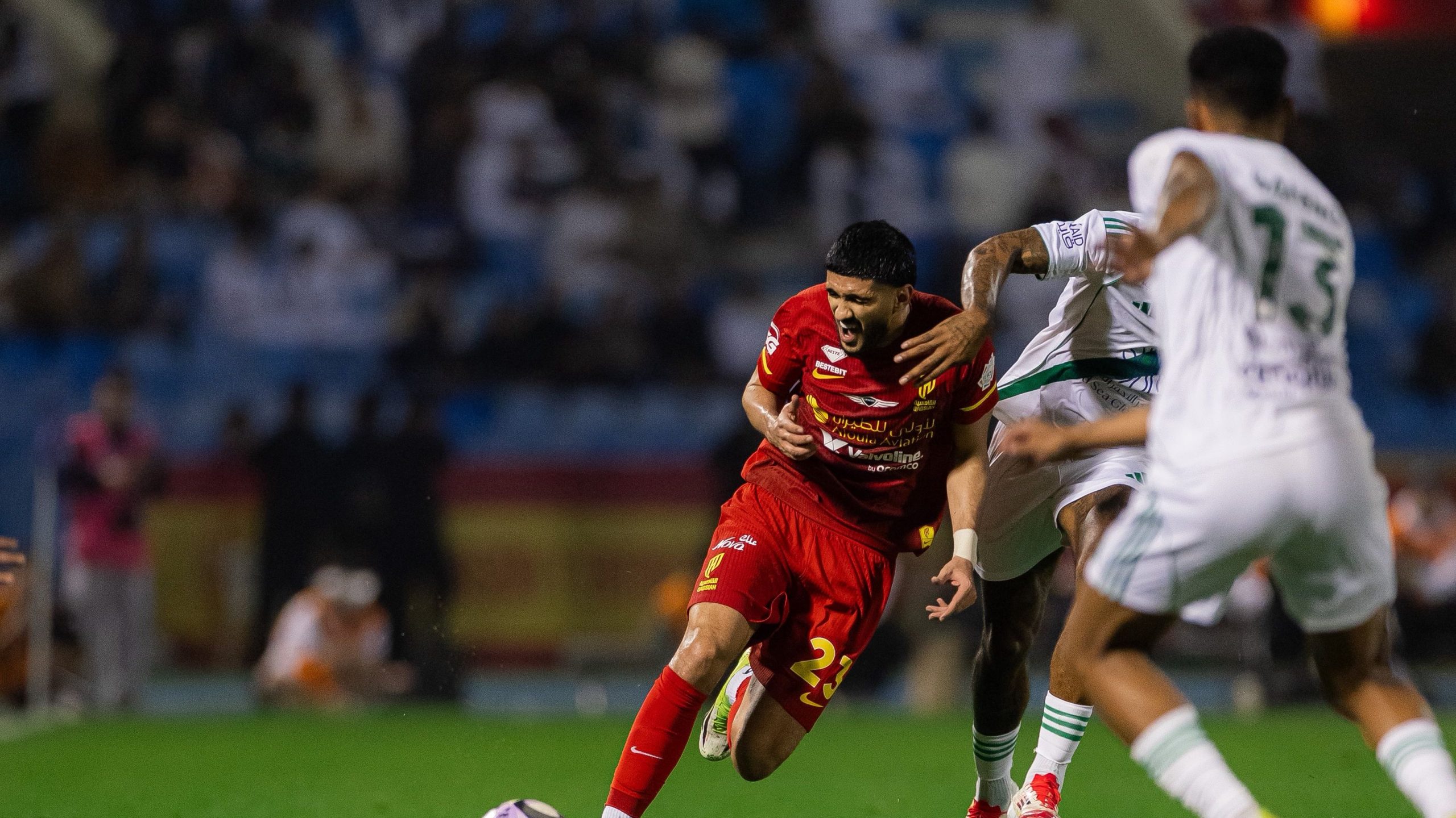 فيديو يظهر اعتراض وليد الفراج على فودة وسمير عثمان بشأن رمية تماس تثير الجدل حول صحة هدف القادسية الثالث في مباراة الأهلي