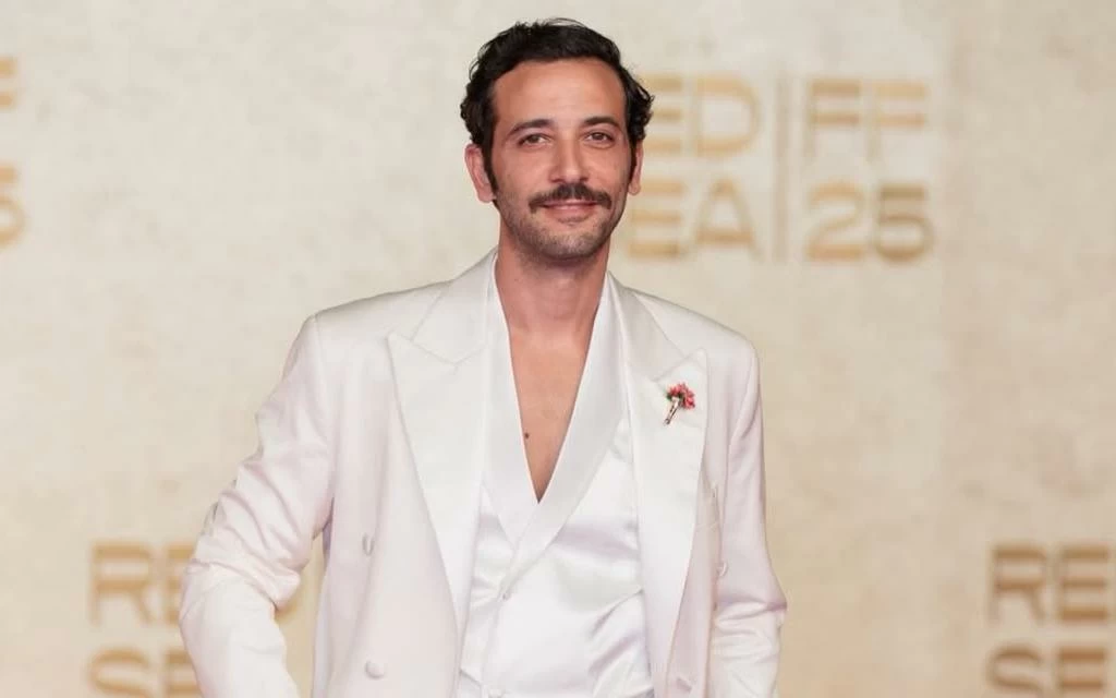 كريم قاسم يكشف لـ«عكاظ» كيف استلهم ملامح شخصيته في مسلسل «مناعة» من نجوم الثمانينات – مشاهير