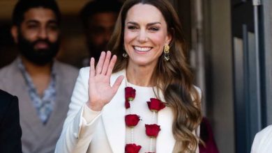 كيت ميدلتون أناقة بسيطة ورسالة مجتمع وشباب البومب تختار المعطف العاجي للمرة الرابعة