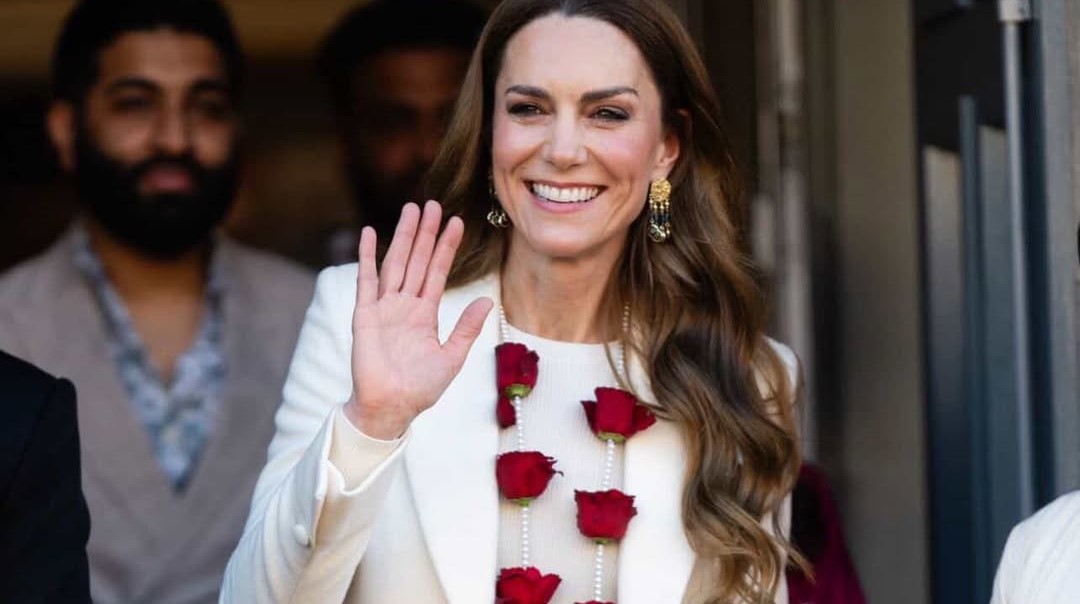 كيت ميدلتون أناقة بسيطة ورسالة مجتمع وشباب البومب تختار المعطف العاجي للمرة الرابعة
