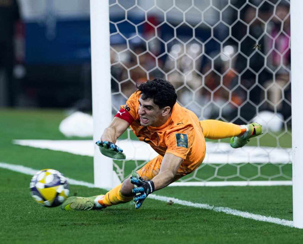 كيف ساهمت نصيحة ليوناردو في تألق بونو وحسم فوز الهلال بركلات الجزاء أمام الأهلي