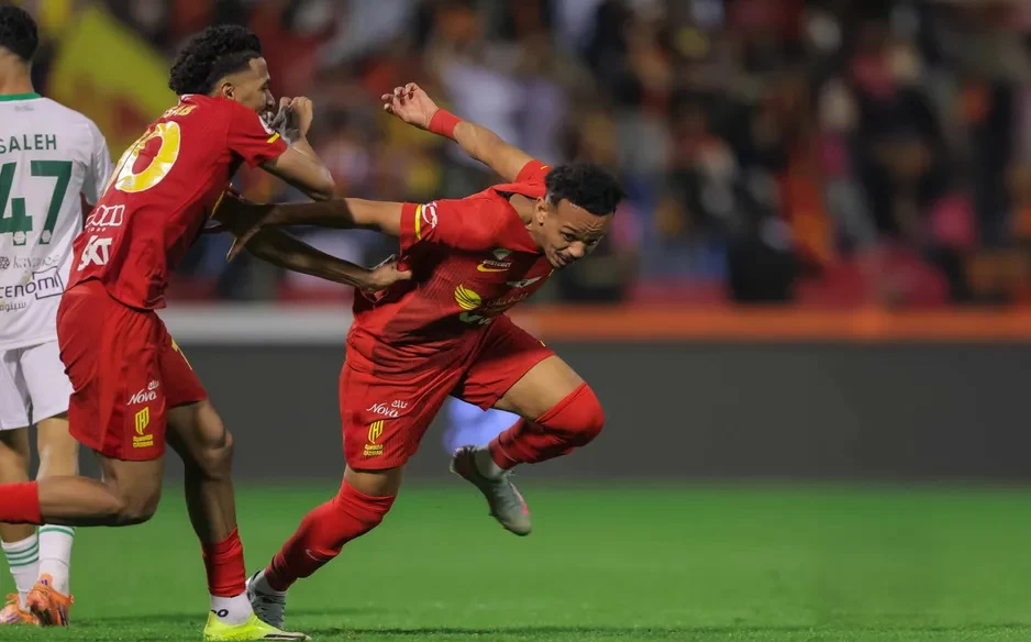 لاعب سعودي يعتذر لوالده بعد تسجيله في فريقه المفضل