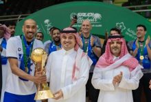 نائب رئيس اللجنة الأولمبية والبارالمبية السعودية يتوّج الهلال بطلاً للدوري الممتاز لكرة الطائرة