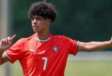 نوبة غضب ابن كريستيانو رونالدو على أرض الملعب عقب استبداله في مباراة شباب النصر بعد دفع من لاعب منافس ورؤية البطاقة من الحكم