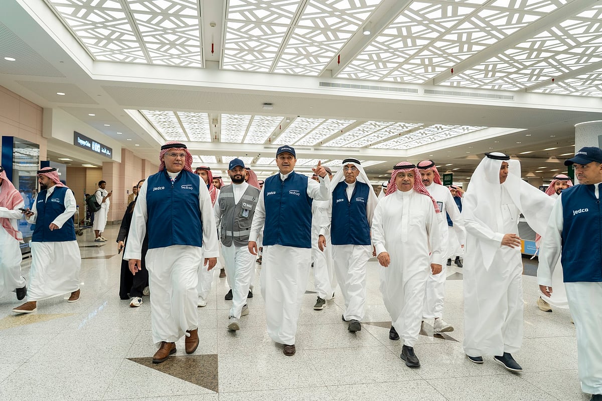 وزير النقل يطلع على سير حركة السفر والخطط التشغيلية بمطار الملك عبدالعزيز الدولي بجدة