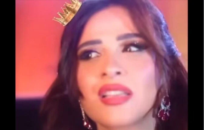 ياسمين عبد العزيز تناقش التاج على رأسها وتطل على الجمهور بأسلوب جذاب يالا يا بروطة